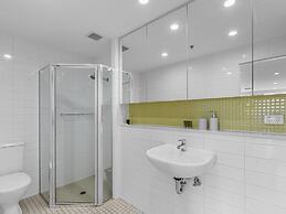 Stylish 2-bed With Terrace, 3-min Walk to Beach