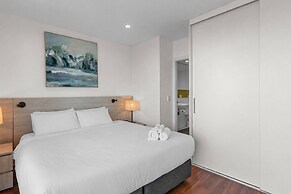 Stylish 2-bed With Terrace, 3-min Walk to Beach