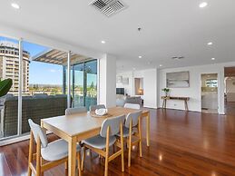 Stylish 2-bed With Terrace, 3-min Walk to Beach
