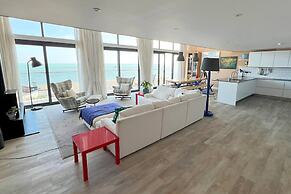 Beachfront Penthouse 4 Bedroom in Hythe