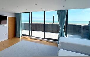 Beachfront Penthouse 4 Bedroom in Hythe