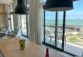 Beachfront Penthouse 4 Bedroom in Hythe