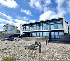 Beachfront Penthouse 4 Bedroom in Hythe