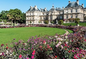 By Saint-sulpice Newly Refurbished 4 BR Apartment