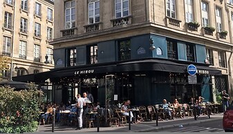 By Saint-sulpice Newly Refurbished 4 BR Apartment