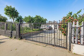 Cozy & Convenient Condo in Compton, Pets Welcome!
