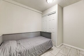 Cozy & Convenient Condo in Compton, Pets Welcome!
