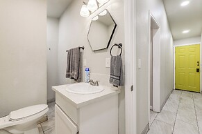 Cozy & Convenient Condo in Compton, Pets Welcome!