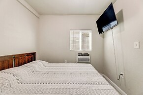 Cozy & Convenient Condo in Compton, Pets Welcome!