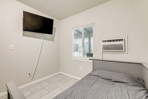 Cozy & Convenient Condo in Compton, Pets Welcome!