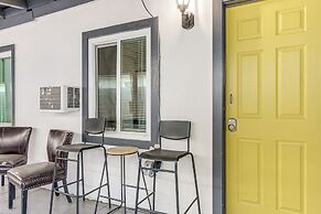 Cozy & Convenient Condo in Compton, Pets Welcome!