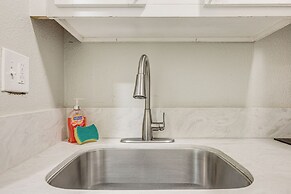 Cozy & Convenient Condo in Compton, Pets Welcome!