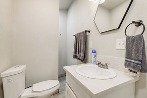 Cozy & Convenient Condo in Compton, Pets Welcome!