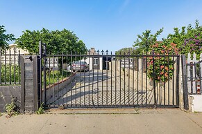 Cozy & Convenient Condo in Compton, Pets Welcome!
