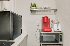 Cozy & Convenient Condo in Compton, Pets Welcome!