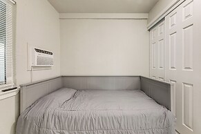 Cozy & Convenient Condo in Compton, Pets Welcome!