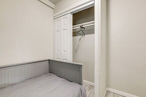 Cozy & Convenient Condo in Compton, Pets Welcome!