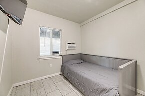 Cozy & Convenient Condo in Compton, Pets Welcome!