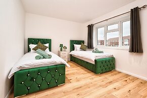 Stylish Dagenham Flat Easy Central London Access