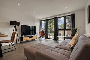 3-bed 2-bath Wembley Apartment With Free Parking