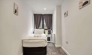 3-bed 2-bath Wembley Apartment With Free Parking