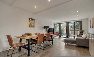 3-bed 2-bath Wembley Apartment With Free Parking