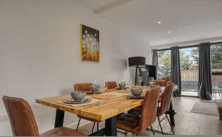3-bed 2-bath Wembley Apartment With Free Parking