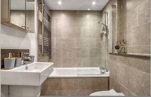 3-bed 2-bath Wembley Apartment With Free Parking
