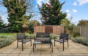 3-bed 2-bath Wembley Apartment With Free Parking