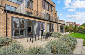 3-bed 2-bath Wembley Apartment With Free Parking