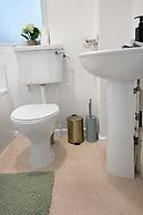 2 Bed Home - Parking for 2, Wifi & Garden