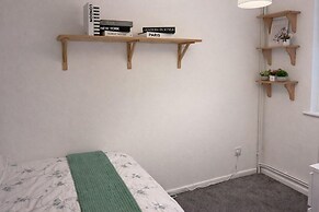 2 Bed Home - Parking for 2, Wifi & Garden
