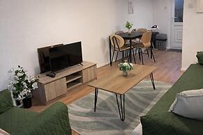 2 Bed Home - Parking for 2, Wifi & Garden