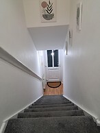 2 Bed Home - Parking for 2, Wifi & Garden