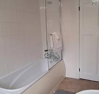 2 Bed Home - Parking, Wifi, Smart Tv