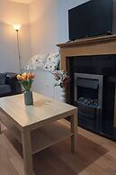 2 Bed Home - Parking, Wifi, Smart Tv