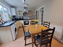 2 Bed Home - Parking, Wifi, Smart Tv