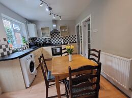 2 Bed Home - Parking, Wifi, Smart Tv