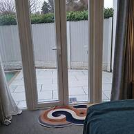 2 Bed Home - Parking, Private Garden, Wifi