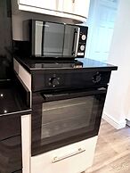 2 Bed Home - Parking, Private Garden, Wifi