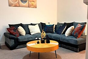 2 Bed Home - Parking, Private Garden, Wifi