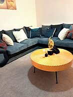 2 Bed Home - Parking, Private Garden, Wifi