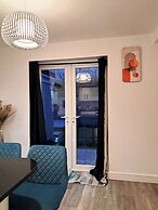 2 Bed Home - Parking, Private Garden, Wifi