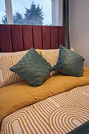 2 Bed Home - Parking, Private Garden, Wifi