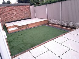 2 Bed Home - Parking, Private Garden, Wifi