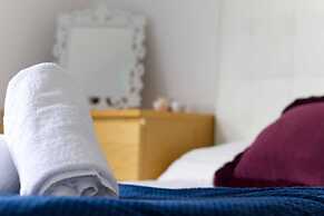 Modern Coventry Stay Sleeps 6
