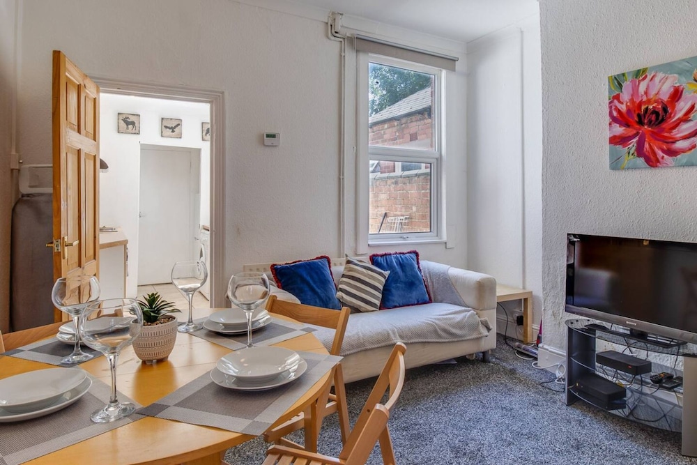 Modern Coventry Stay Sleeps 6