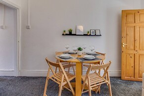 Modern Coventry Stay Sleeps 6