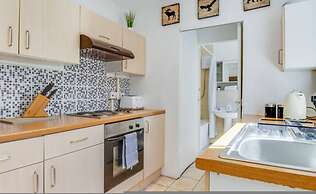 Modern Coventry Stay Sleeps 6