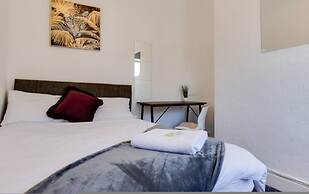 Modern Coventry Stay Sleeps 6